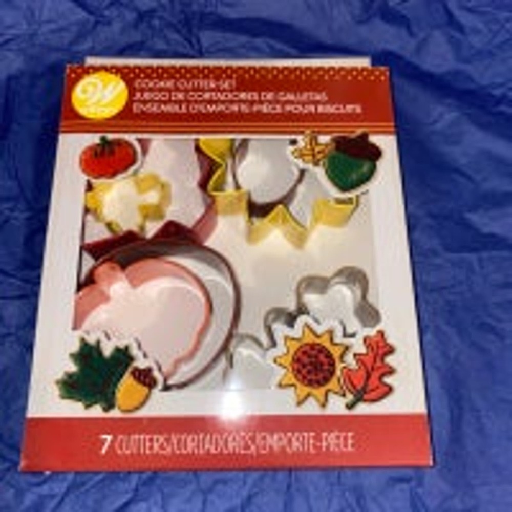 Wilton 7 Piece Autumn Fall Thanksgiving Leaves Acorn Sunflower Cookie Cutter Set
